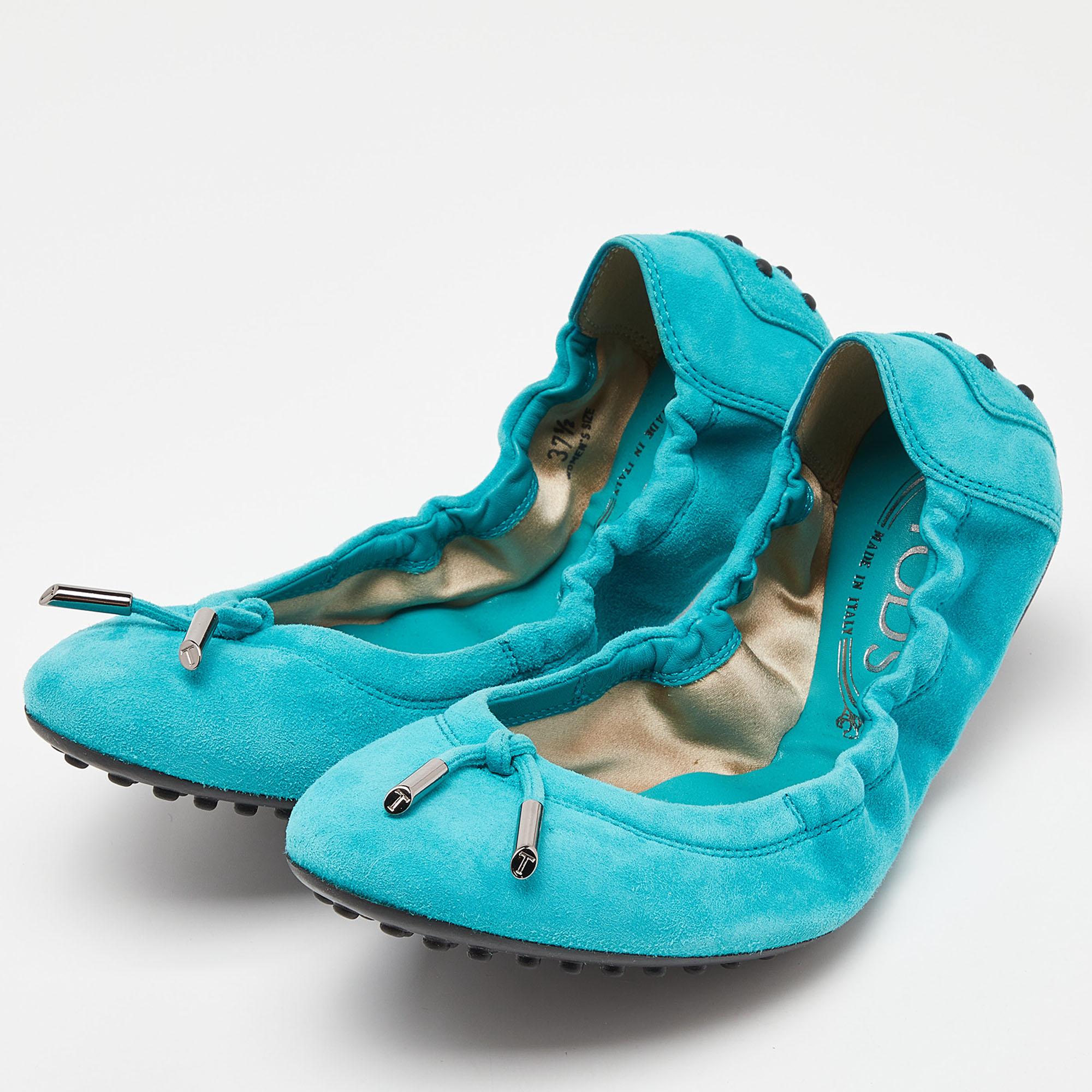 Defined by comfort and effortless style, no wardrobe is ever complete without a pair of chic ballet flats. This pair is lovely to look at and is equipped with elements like a comfortable insole and a durable sole. 