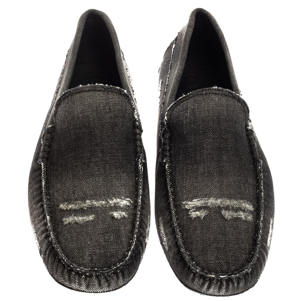 Versatile and super comfortable, these Gommino loafers from Tod's do deserve a place in your closet. They are eternal classics and made from denim fabric in dual tones. These loafers feature a distressed effect, stitching details, and the signature