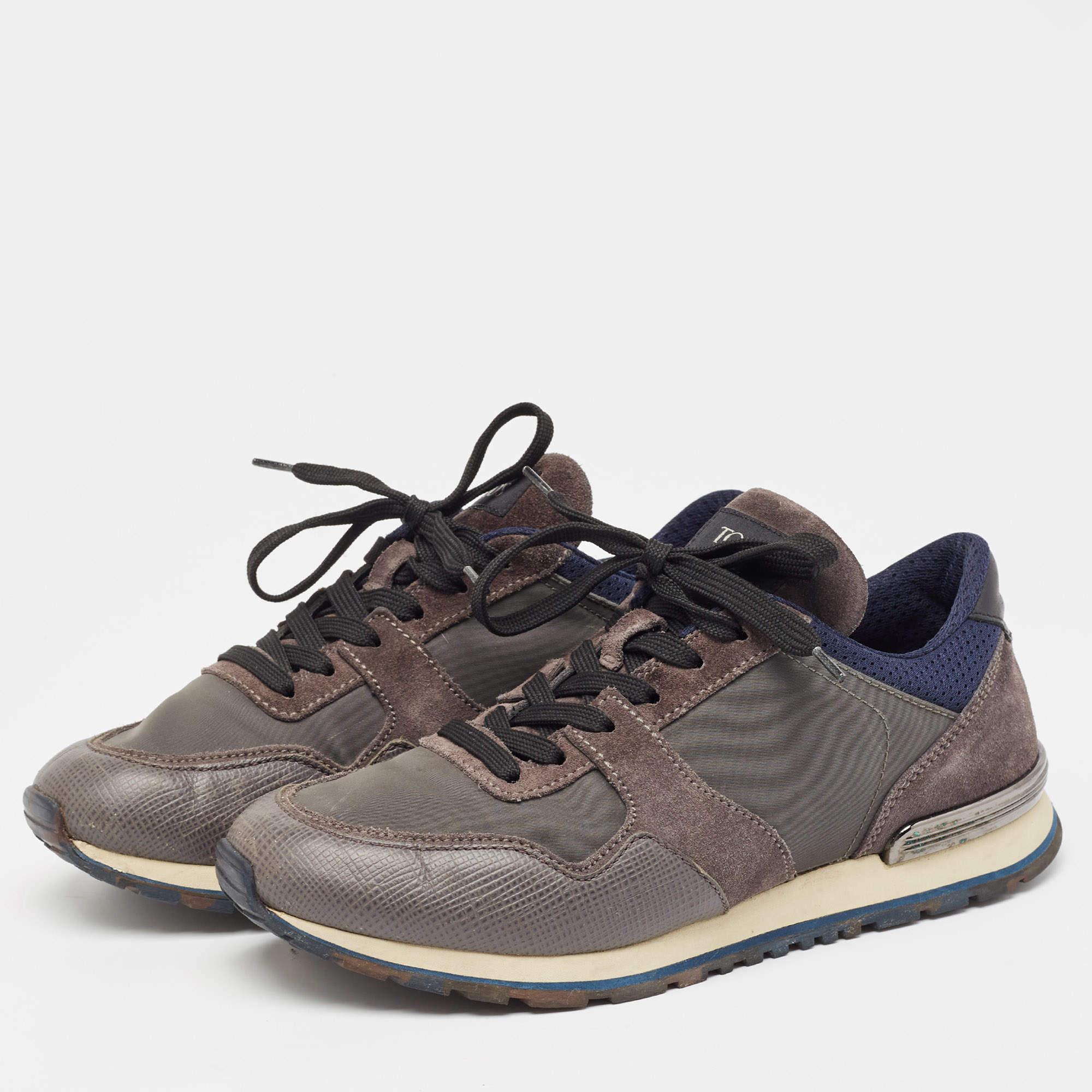 Give your outfit a chic update with this pair of designer sneakers. The creation is sewn perfectly to help you make a statement in them for a long time.