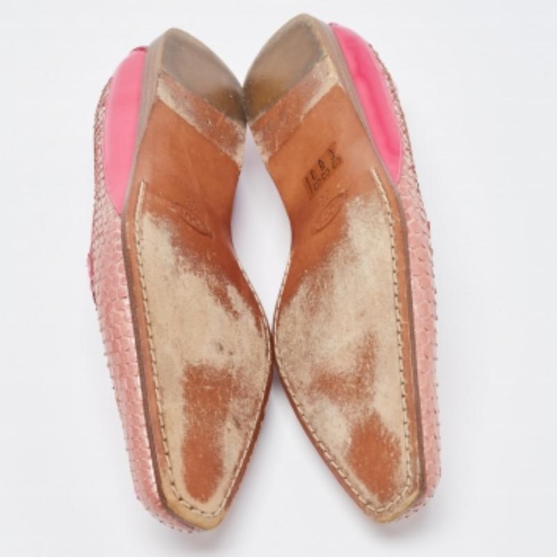 Deje que este cómodo par sea su primera elección cuando salga a pasar un largo día. Estos mocasines rosas de diseño tienen una parte superior bien cosida y una suela resistente.
