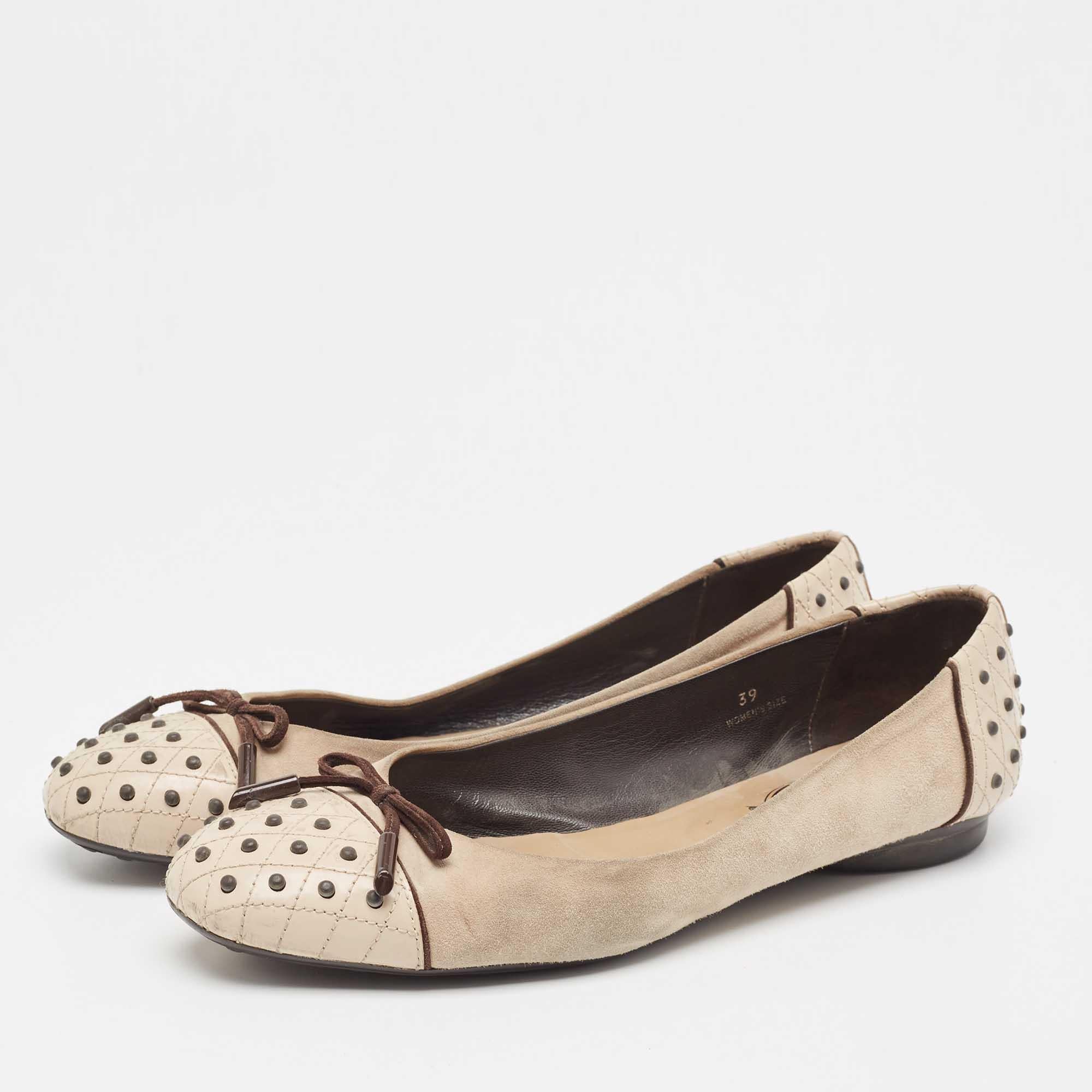 Defined by comfort and effortless style, no wardrobe is ever complete without a pair of chic ballet flats. This pair is lovely to look at and is equipped with elements like a comfortable insole and a durable sole. 