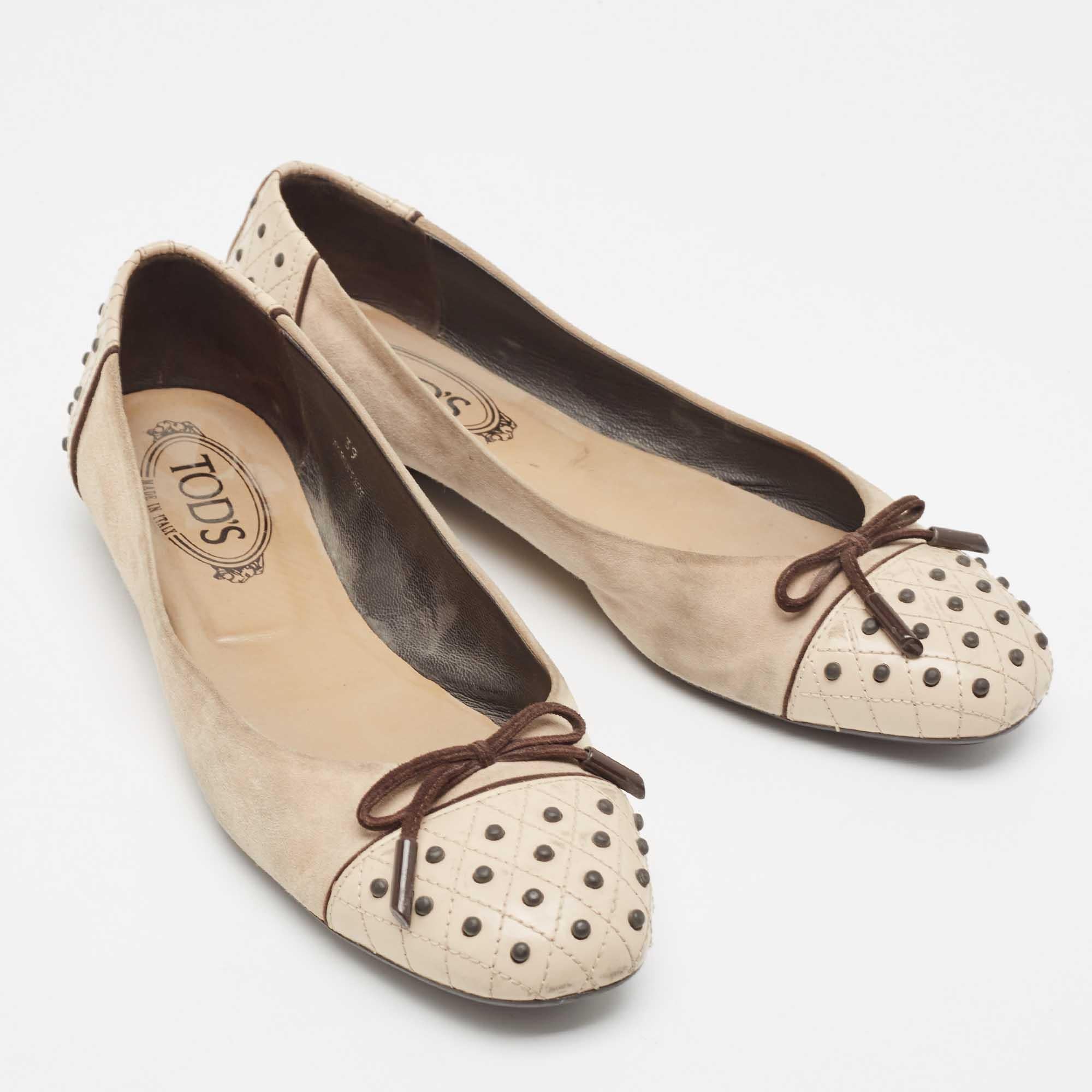 Tod's Two Tone Suede and Studded Leather Bow Ballet Flats Size 39 In Good Condition For Sale In Dubai, Al Qouz 2