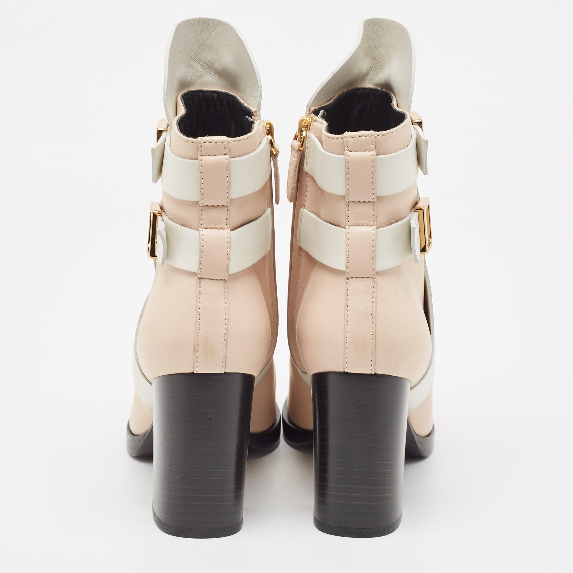 Tod's White/Beige Leather Buckle Detail Block Heel Ankle Boots Size 38.5 In Excellent Condition For Sale In Dubai, Al Qouz 2