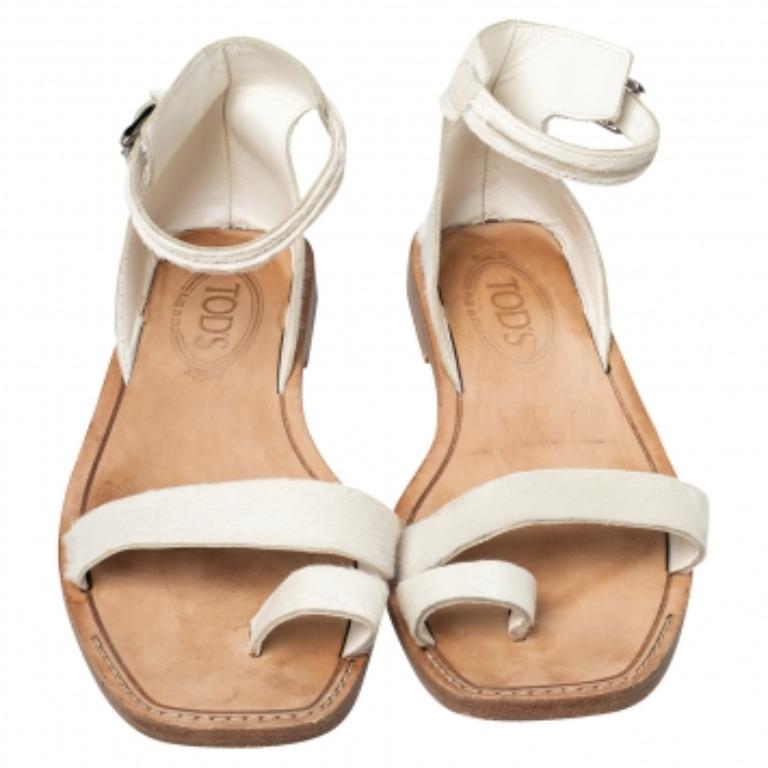 Tod's Weiße Sandalen aus Kalbshaar mit Knöchelriemen Größe 38,5 im Zustand „Gut“ in Dubai, Al Qouz 2