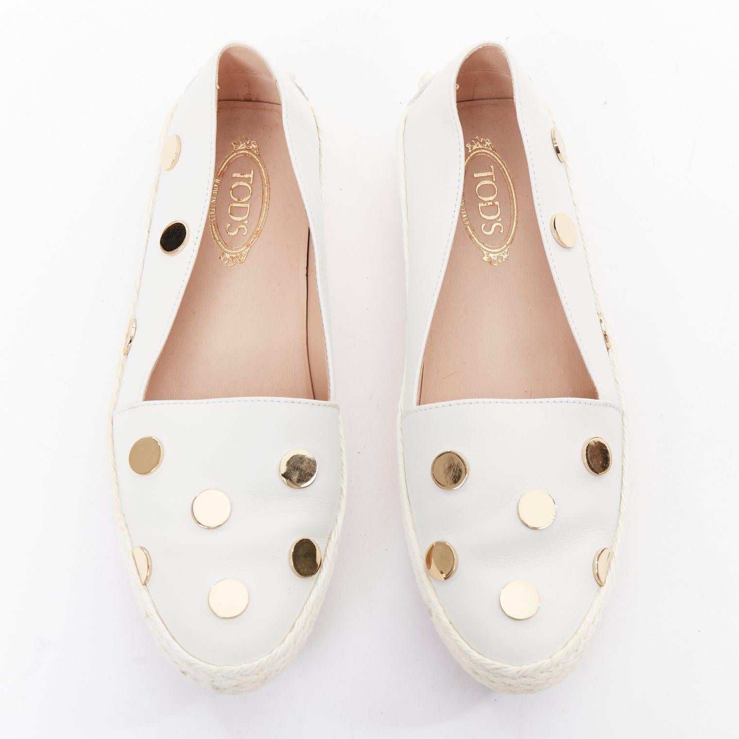 TOD'S mocassins en cuir espadrille à pois, blanc, or et miroir EU36
Référence : CNPG/A00123
Marque : Tod's
MATERIAL : Cuir, Fabrice
Couleur : Whiting, Gold
Motif : À pois
Fermeture : Slip On
Doublure : Cuir nude
Détails supplémentaires : Semelle en
