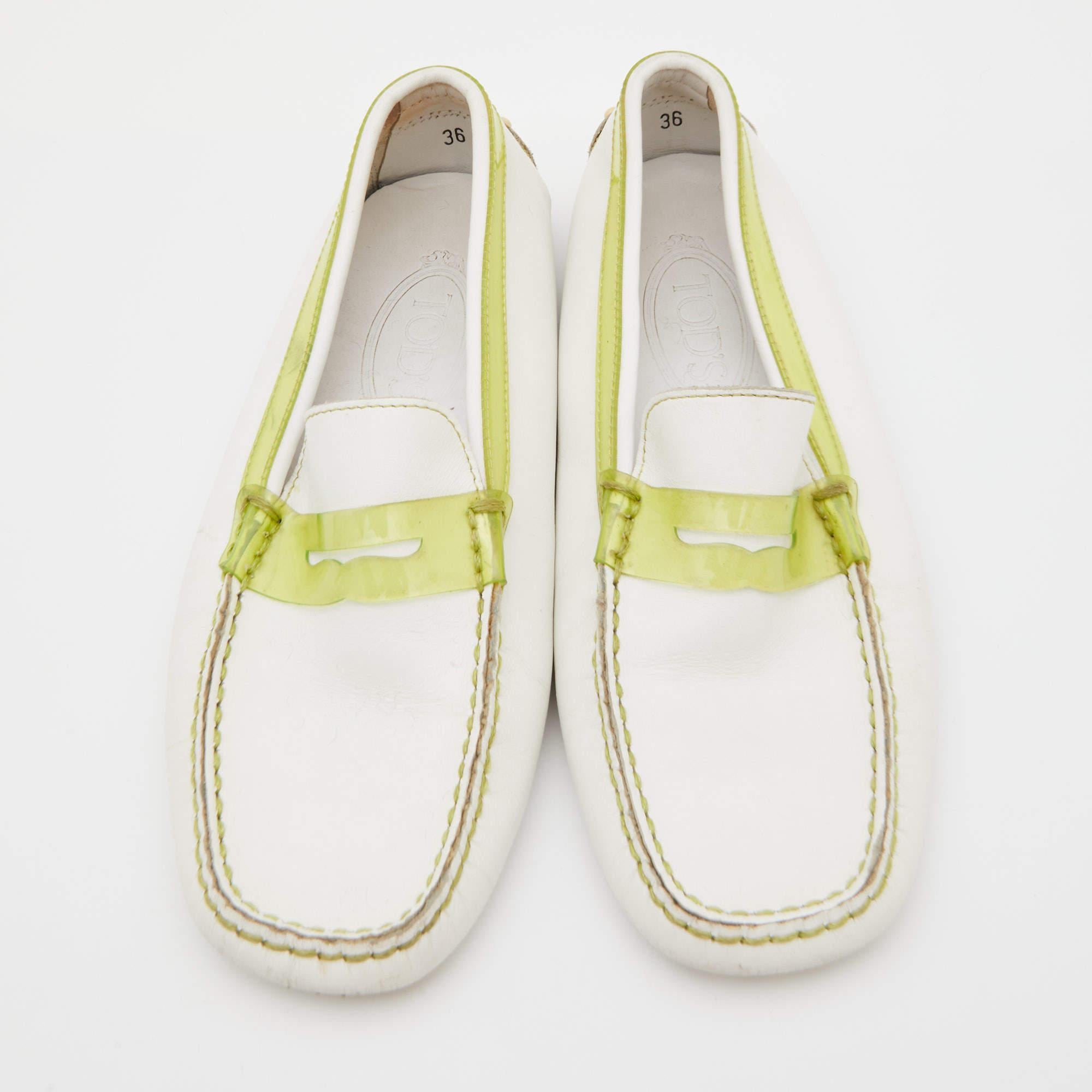 Beige Tod's White/Green Leather and PVC Penny Loafers Taglia 36 in vendita