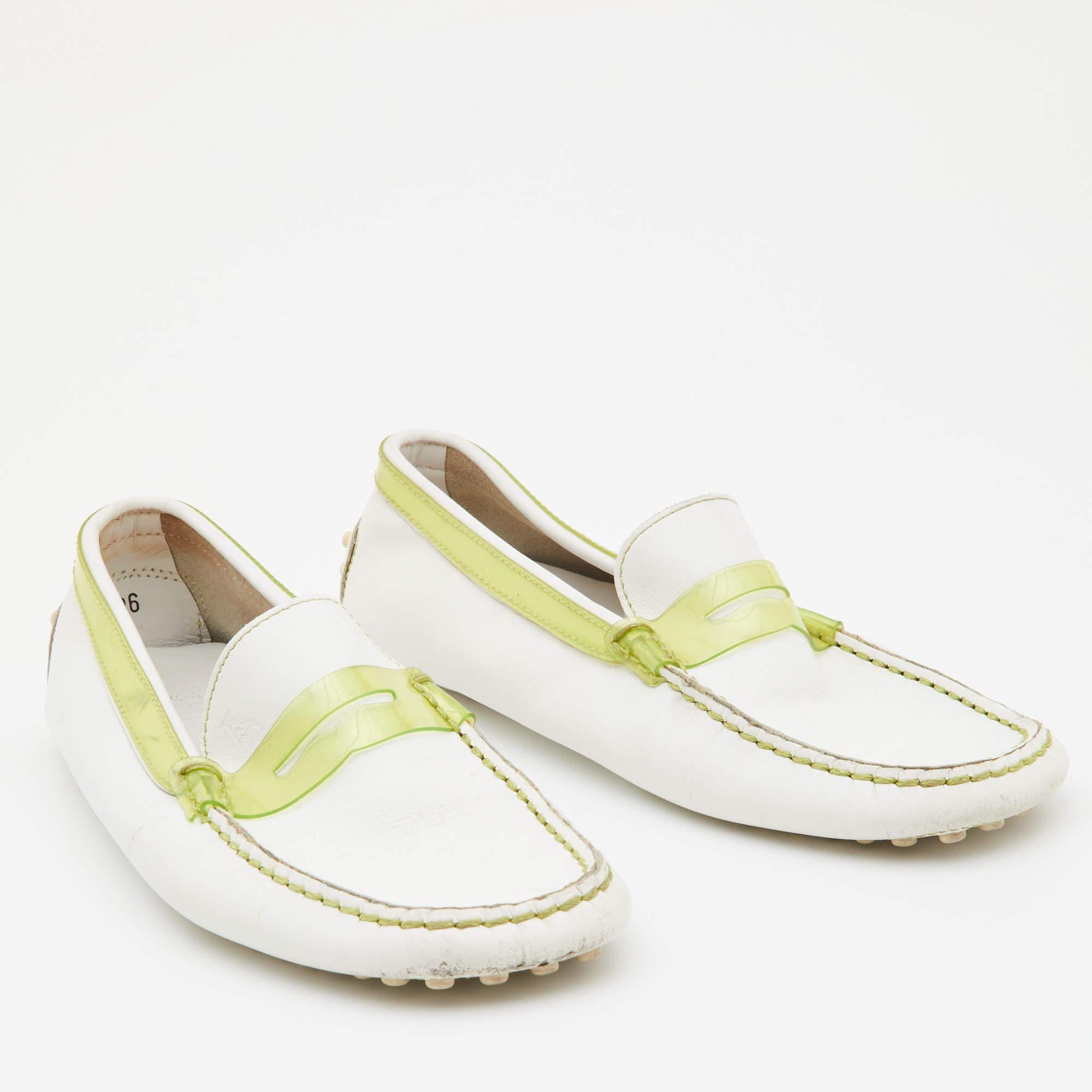 Tod's White/Green Leather and PVC Penny Loafers Taglia 36 In condizioni discrete in vendita a Dubai, Al Qouz 2