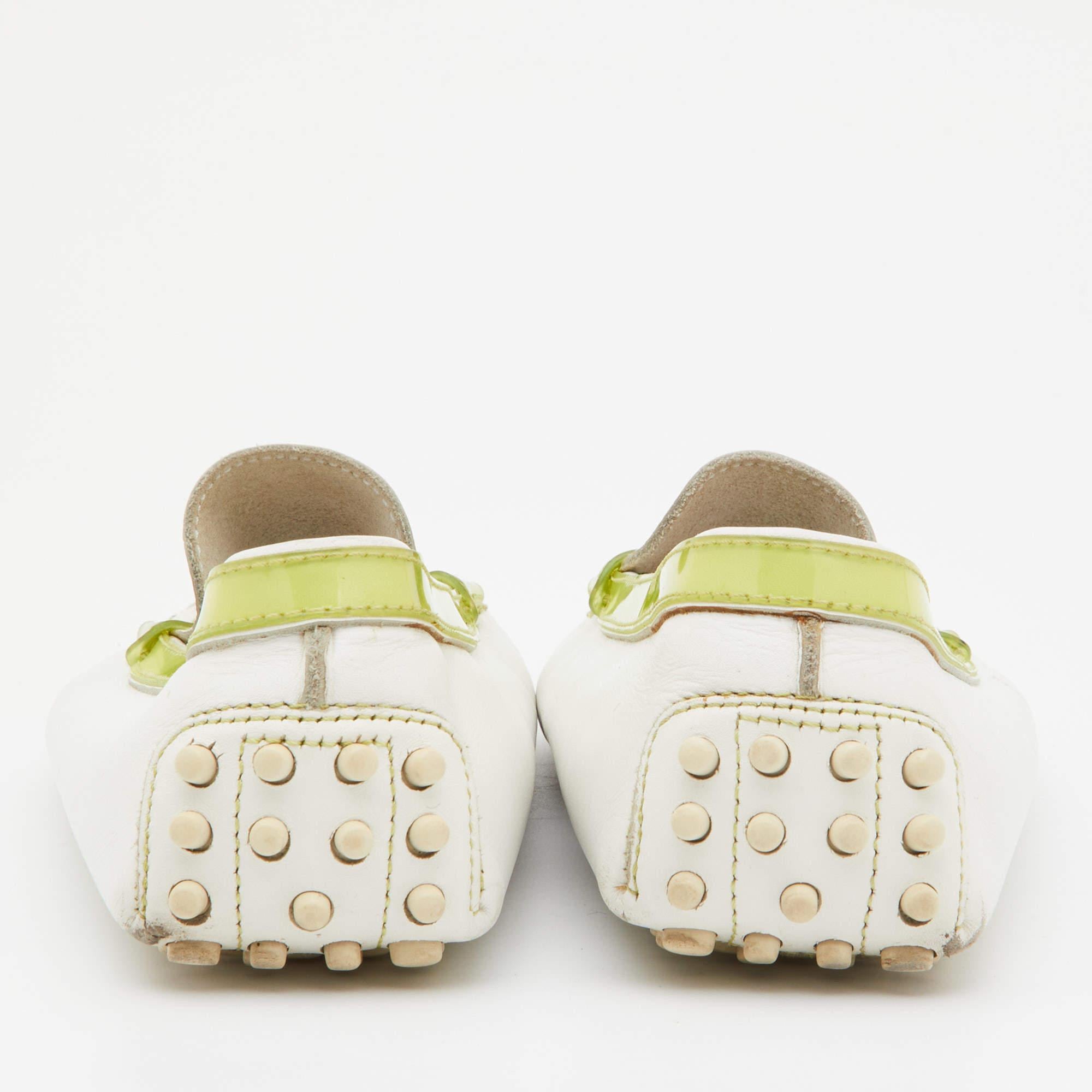 Donna Tod's White/Green Leather and PVC Penny Loafers Taglia 36 in vendita