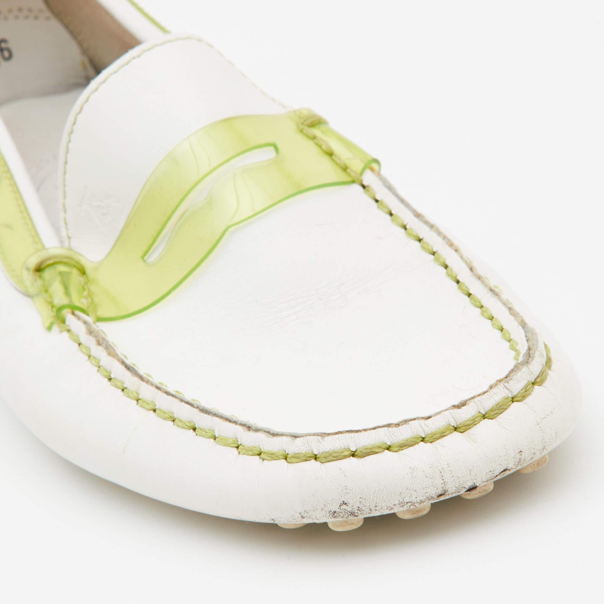Tod's White/Green Leather and PVC Penny Loafers Taglia 36 in vendita 3