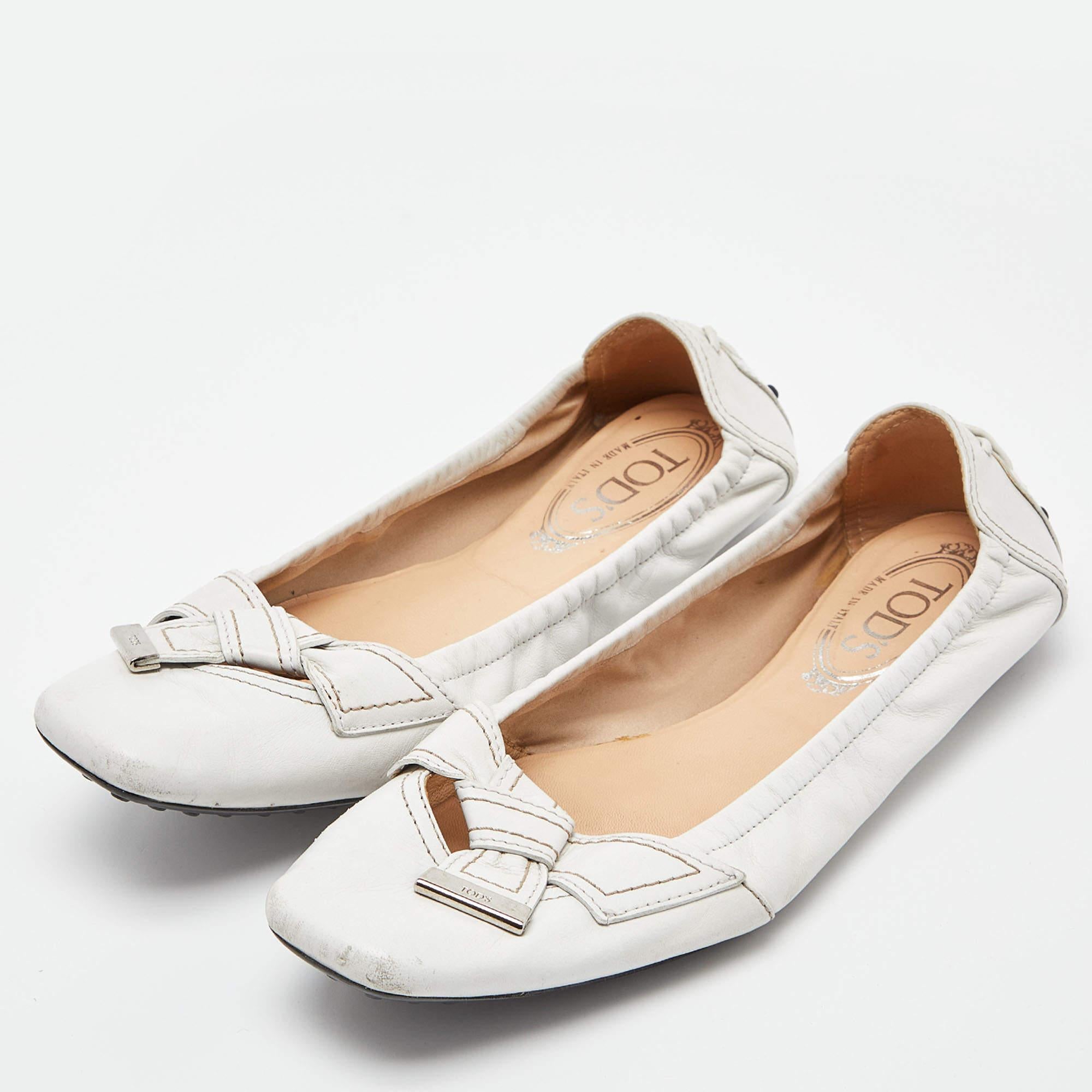 Complete your look by adding these designer ballet flats to your collection of everyday footwear. They are crafted skilfully to grant the perfect fit and style.