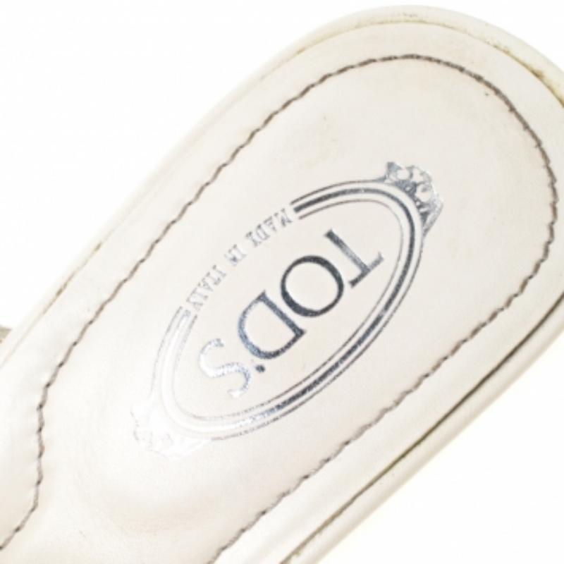 Bianco Sandali Tod's in pelle bianca con fibbie taglia 36 in vendita