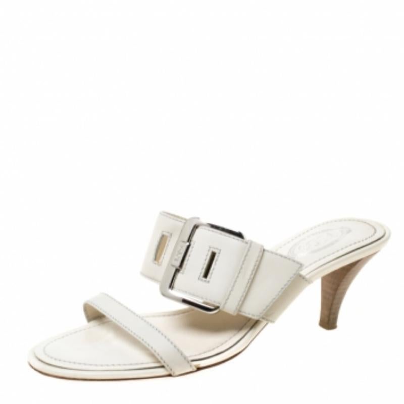 Sandali Tod's in pelle bianca con fibbie taglia 36 In condizioni discrete in vendita a Dubai, Al Qouz 2