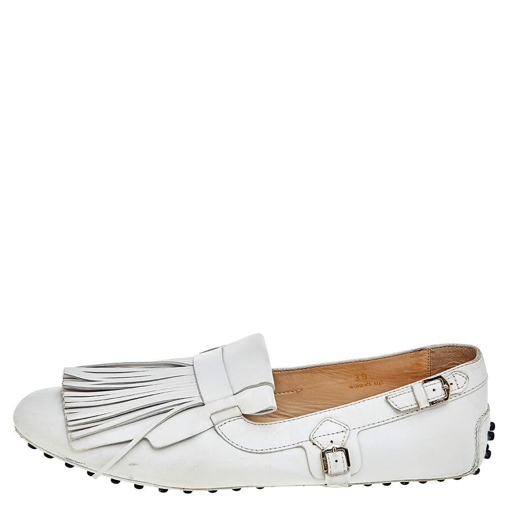 Wonderfully designed, these loafers from Tod's are meant for the fashionista in you! They feature a classic loafer silhouette with brilliant dangling tassel accents perched on the vamps. They are crafted from white leather and feature the signature