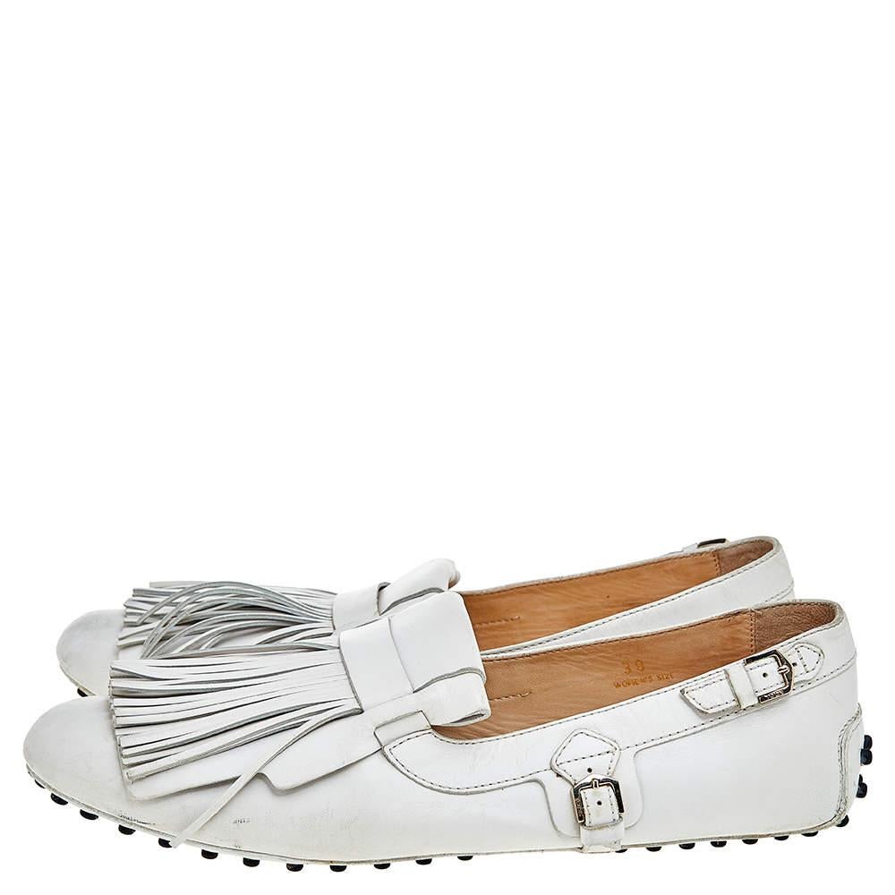 Gray Tod's White Leather Fringe Slip on Loafers Size 39 For Sale