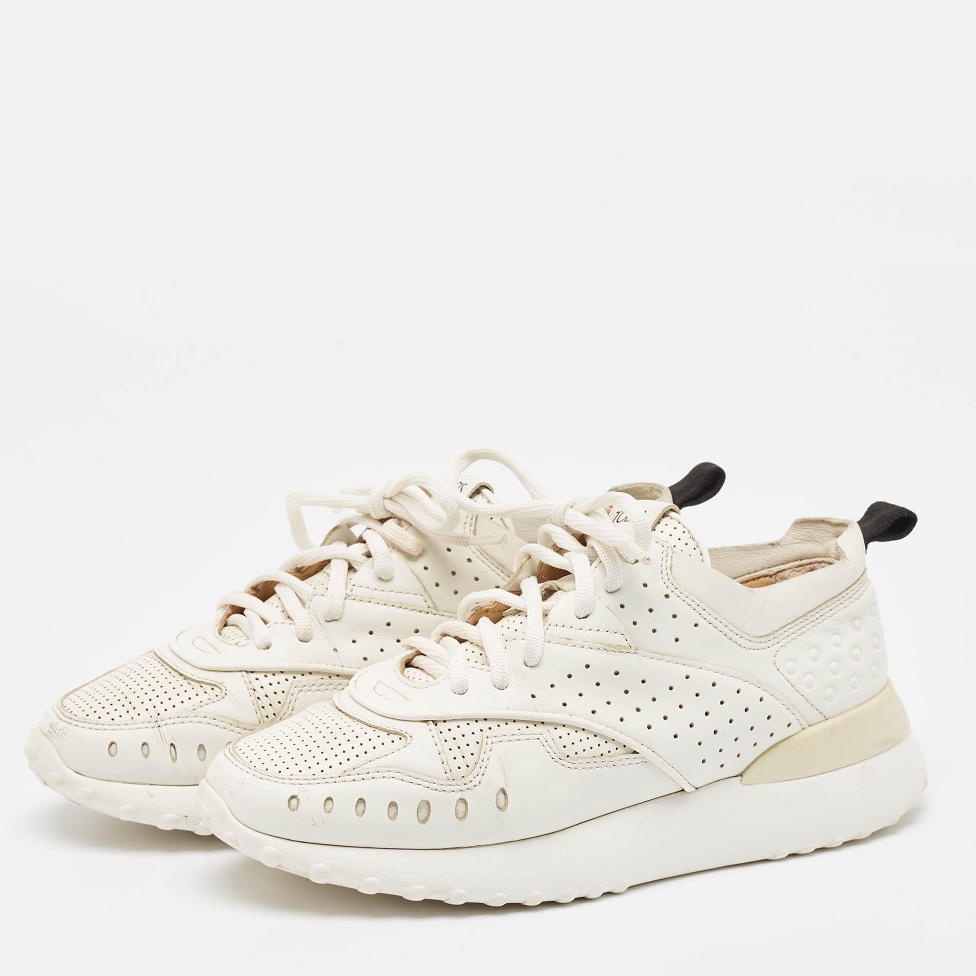 Upgrade your style with these Tods sneakers. Meticulously designed for fashion and comfort theyre the ideal choice for a trendy and comfortable stride.