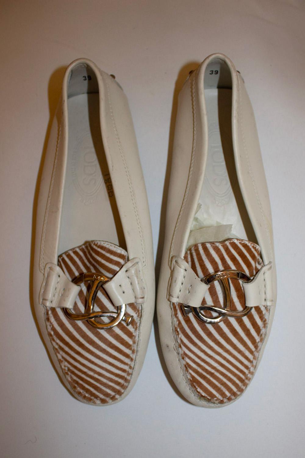 Gray Tods White leather loafer with animal print detail For Sale