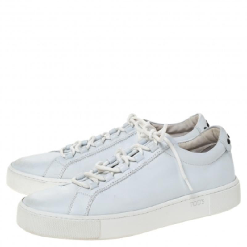 Diese Sneakers sind perfekt aus hochwertigem Leder gefertigt. Sie wurden von Tod's entworfen und sind eine gelungene Mischung aus Komfort und Stil. Das Paar ist in einem schlichten Weißton gehalten und verfügt über ein geschnürtes Vorderblatt und