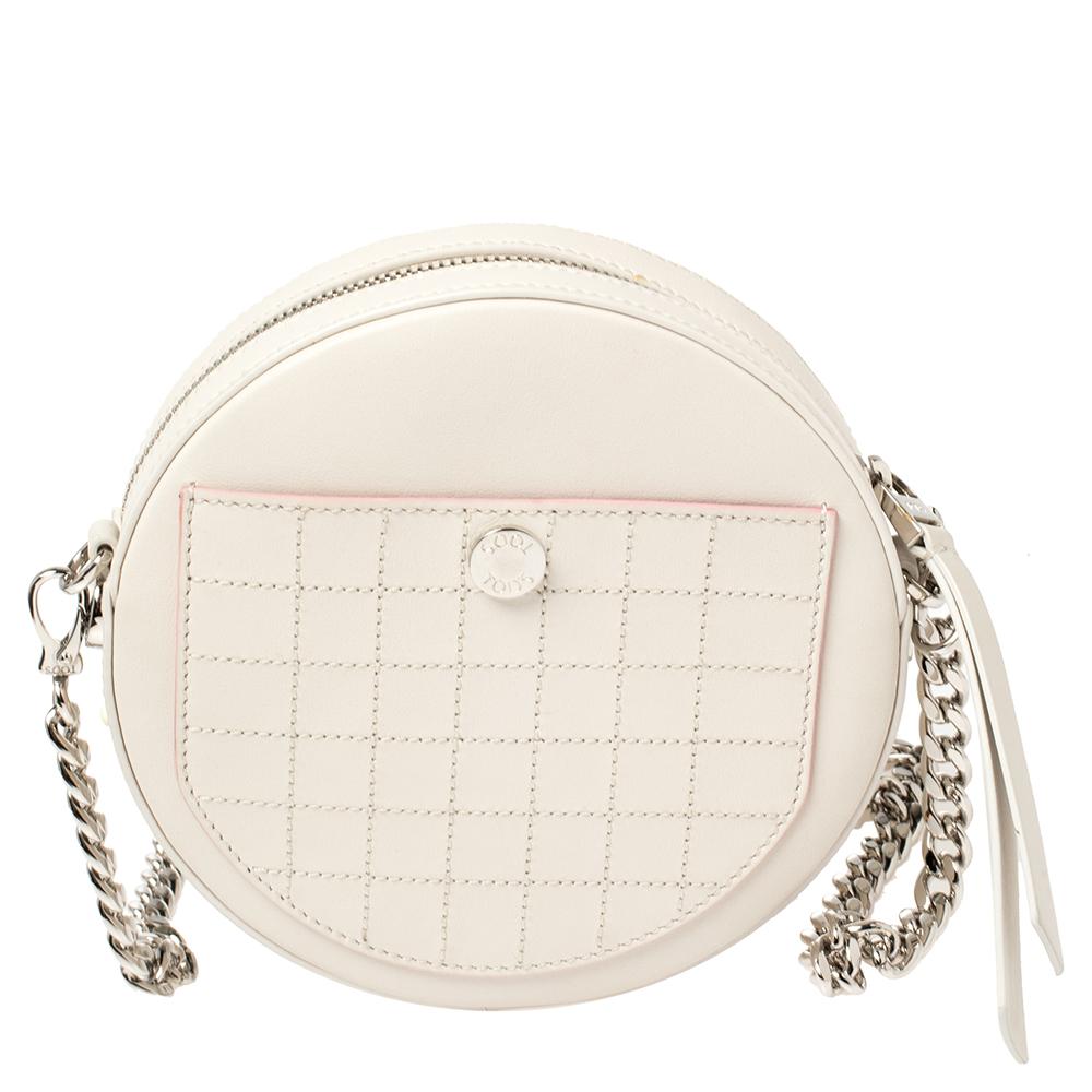 Carry this Tod's bag to instantly flaunt a stylish look. Crafted from leather, the white-hued bag features a round silhouette, stud detailing, and a single strap. The Alcantara interior enhances the utility of the bag. You will surely love this