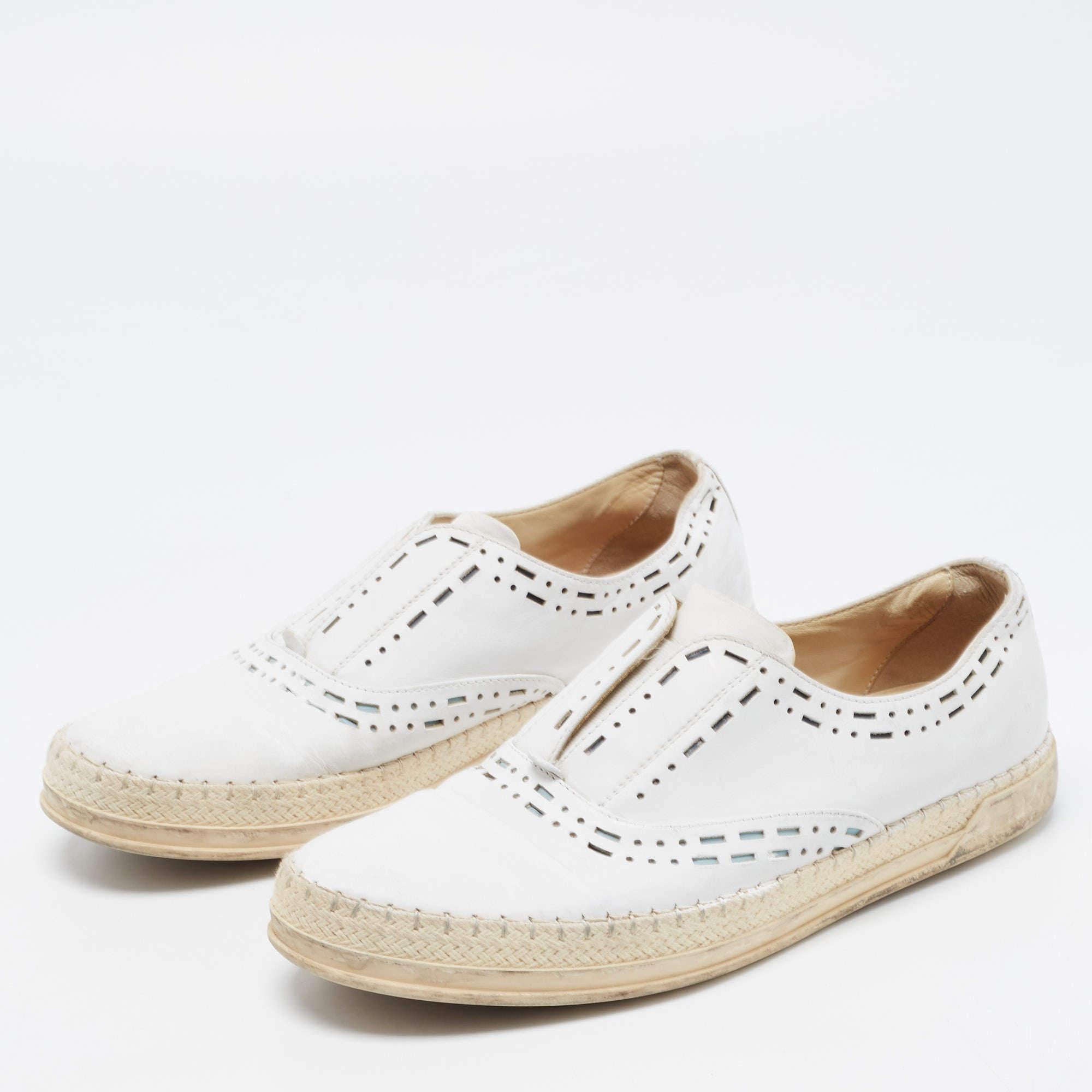 Practical  fashionable  and durableâ€”these Tods loafers are carefully built to be fine companions to your everyday style. They come made using the best materials to be a prized buy.