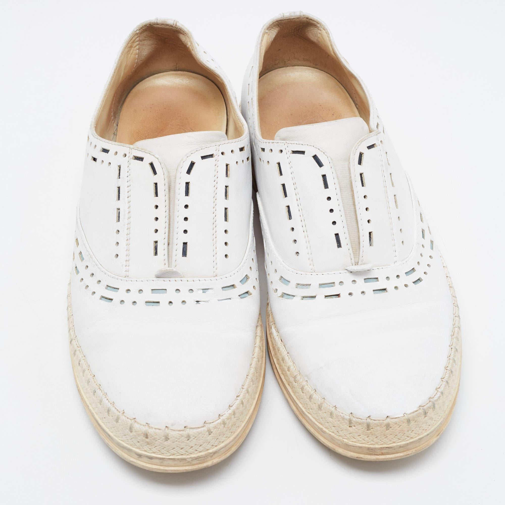 Tod's White Leather Slip on Loafers Size 37.5 In Fair Condition For Sale In Dubai, Al Qouz 2