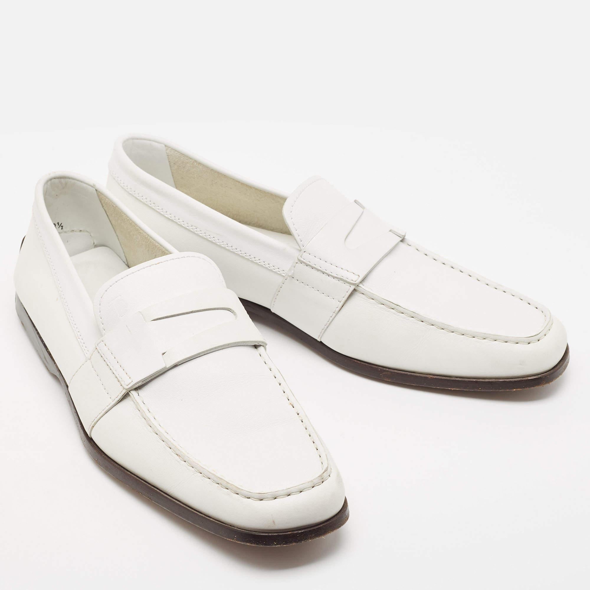 Tod's White Leather Slip On Loafers Size 42.5 In Good Condition For Sale In Dubai, Al Qouz 2