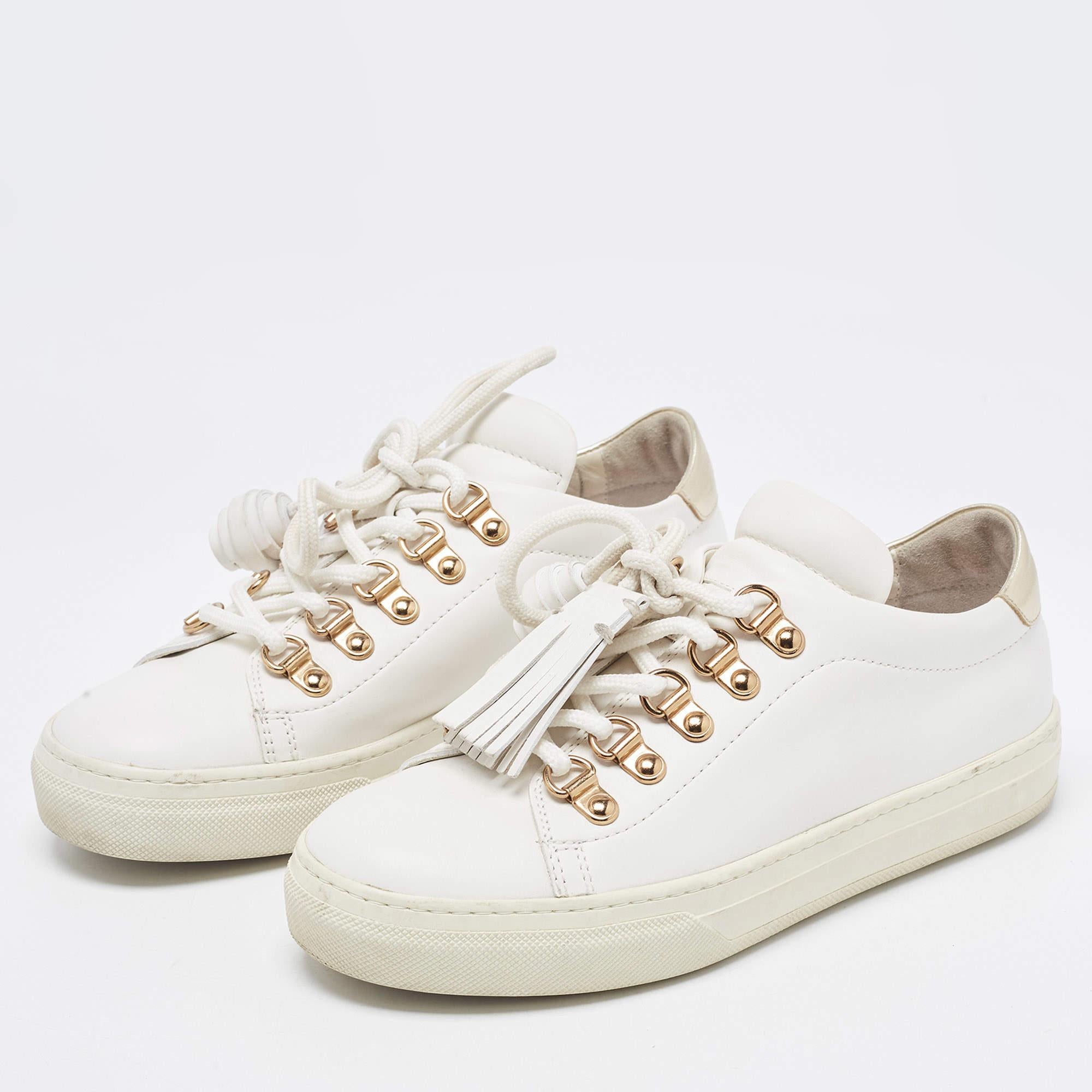 Dai al tuo outfit un aggiornamento di lusso con questo paio di sneakers bianche di Tod's. Le scarpe sono cucite in modo perfetto per permetterti di distinguerti a lungo.