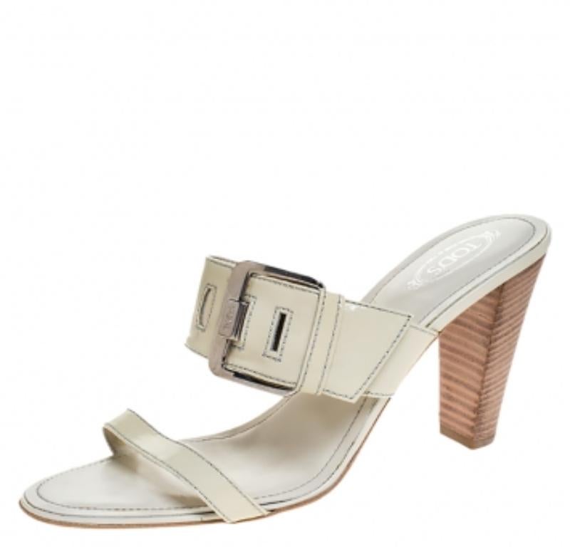 Ces sandales à la mode de Tod's peuvent donner un coup de jeune à l'ensemble de votre tenue. Ces sandales en cuir verni sont dotées d'une double bride, d'orteils ouverts et de talons de 10 cm.  Portez ces sandales blanches et soyez chic quelle que