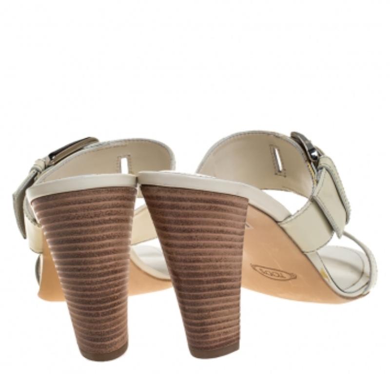 Tod's - Sandales à boucle en cuir verni blanc Peggy - Taille 41 en vente 1