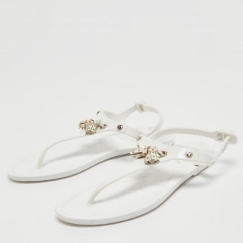 Tod's ist bereit, Sie mit diesen atemberaubenden Sandalen zu beeindrucken. Sie sind aus Gummi gefertigt und haben eine offene Zehenpartie. Dieses Paar Sandalen wird Ihren Style-Faktor erhöhen.