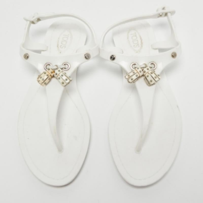 Tod's Weiße flache Sandalen aus Gummi mit Fransenschleife und Zehenschleife Größe 36 (Grau) im Angebot