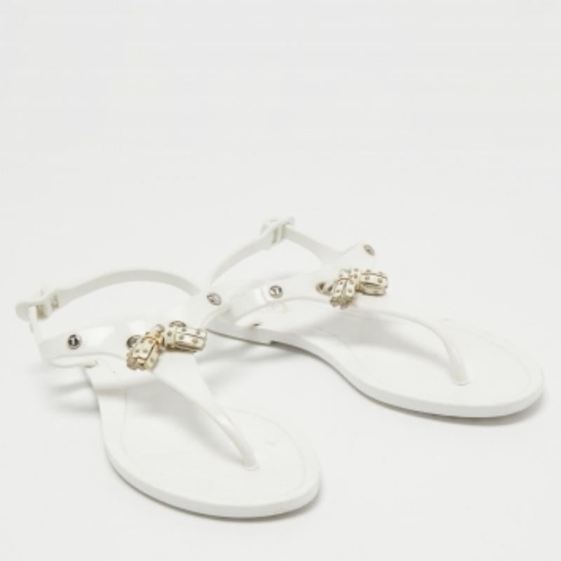 Tod's Weiße flache Sandalen aus Gummi mit Fransenschleife und Zehenschleife Größe 36 Damen im Angebot
