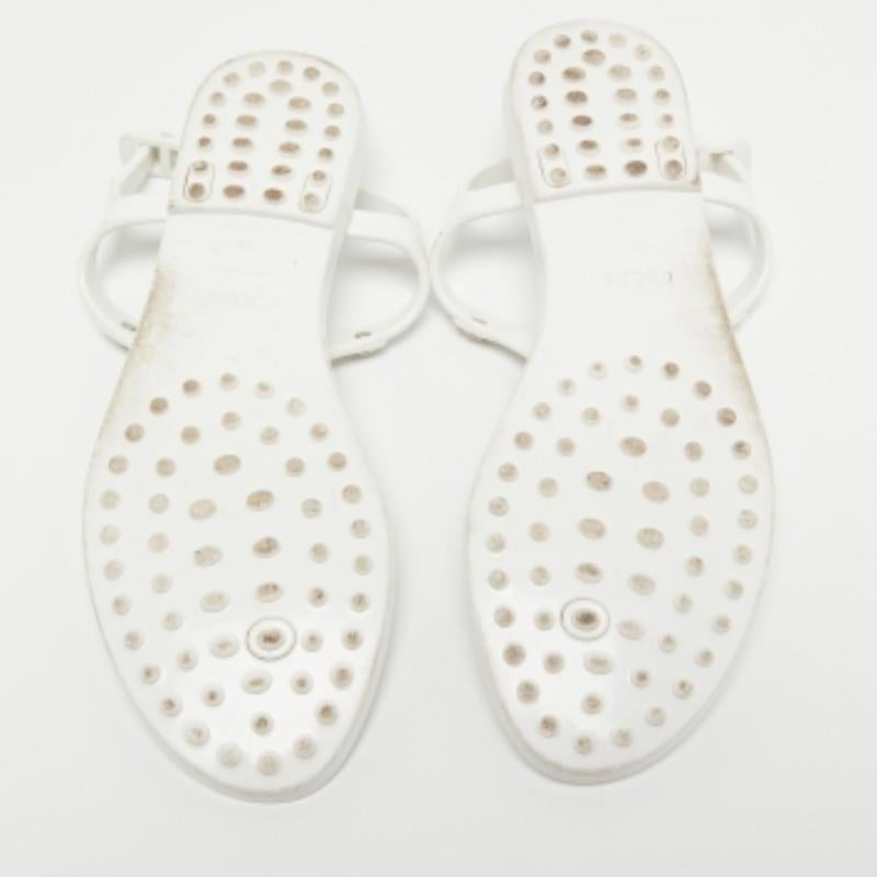 Tod's Weiße flache Sandalen aus Gummi mit Fransenschleife und Zehenschleife Größe 36 im Angebot 2