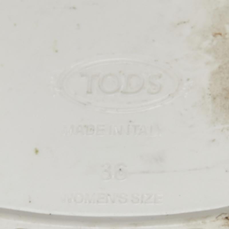 Tod's Weiße flache Sandalen aus Gummi mit Fransenschleife und Zehenschleife Größe 36 im Angebot 3
