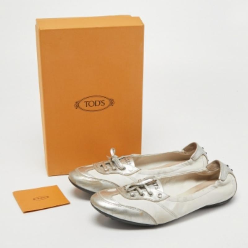 Tod's Ballerines Gomma à lacets en cuir blanc/argenté taille 40,5 en vente 5