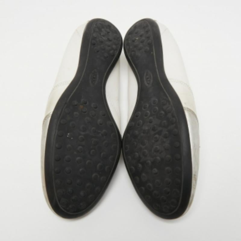 Gris Tod's Ballerines Gomma à lacets en cuir blanc/argenté taille 40,5 en vente