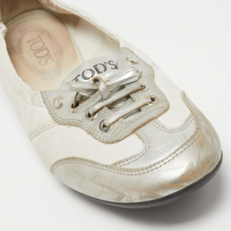 Tod's Ballerines Gomma à lacets en cuir blanc/argenté taille 40,5 Bon état - En vente à Dubai, Al Qouz 2
