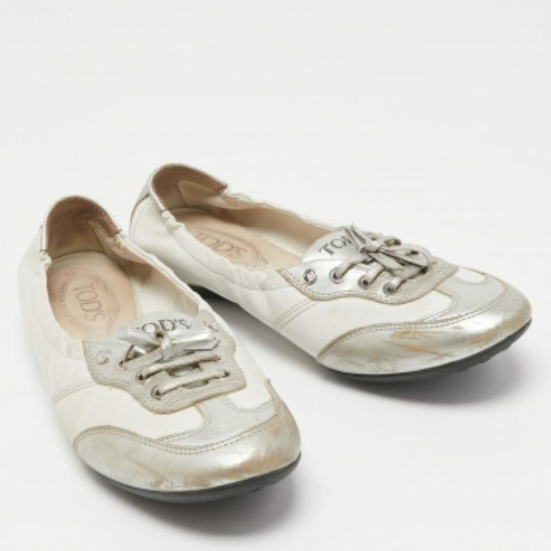 Tod's Ballerines Gomma à lacets en cuir blanc/argenté taille 40,5 Pour femmes en vente