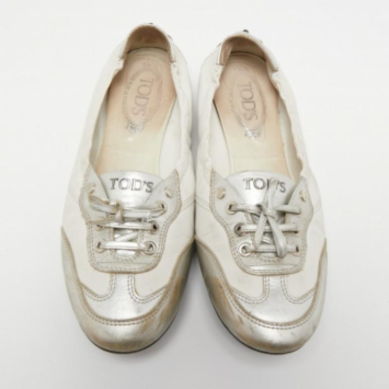 Tod's Ballerines Gomma à lacets en cuir blanc/argenté taille 40,5 en vente 2