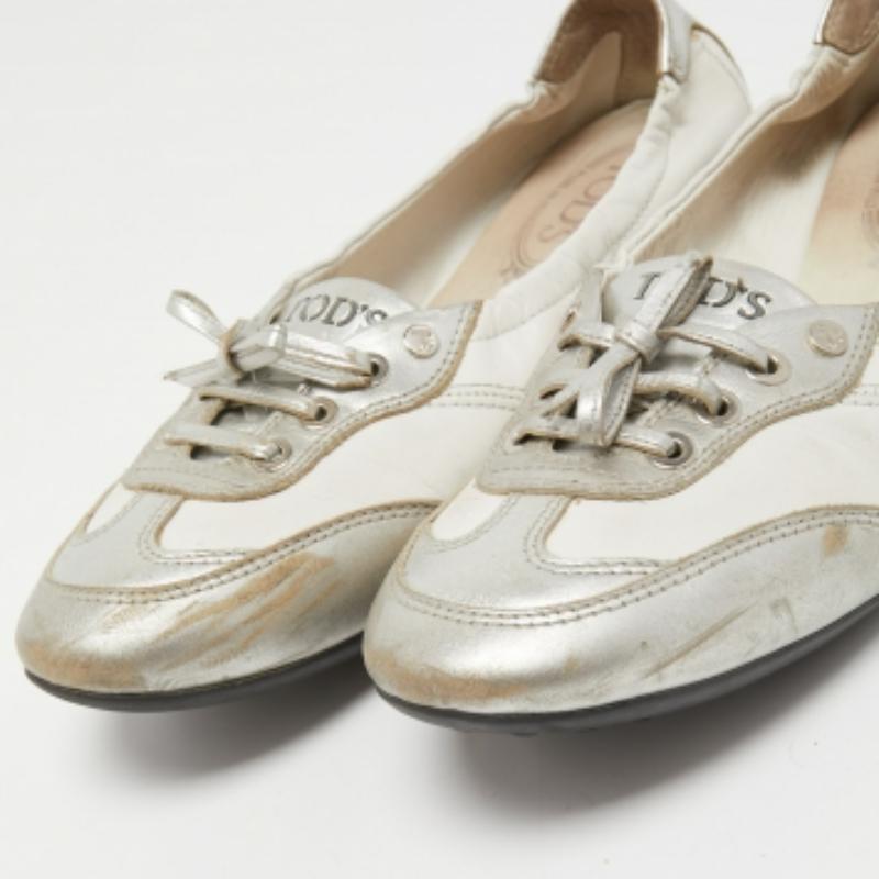 Tod's Ballerines Gomma à lacets en cuir blanc/argenté taille 40,5 en vente 3