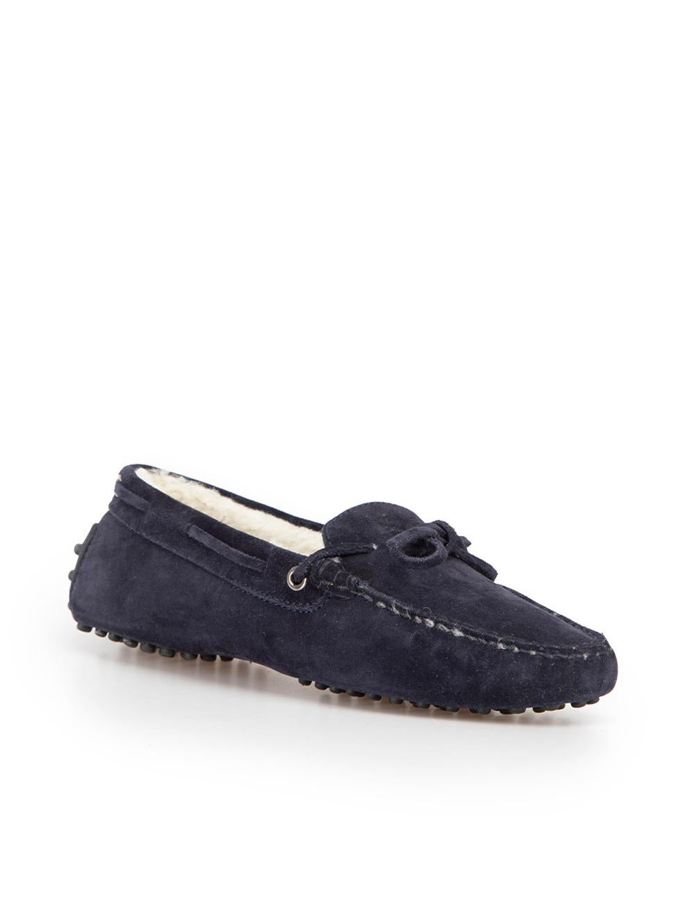 CONDITION is Very good. Minimal wear to shoes is evident. Minimal wear to suede exterior on this used Tod's designer resale item. This item includes the original brush and shoebox.
 
 Details
  Navy
 Suede
 Slip on loafers
 Round toe
 Falt heel
