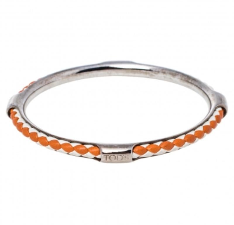 Beautify your wrist with this lovely bangle bracelet from Tod's. The piece has been crafted from gold-tone metal and woven leather. Complete with the iconic label engraved on it, this bracelet is easy to slip on and off.
