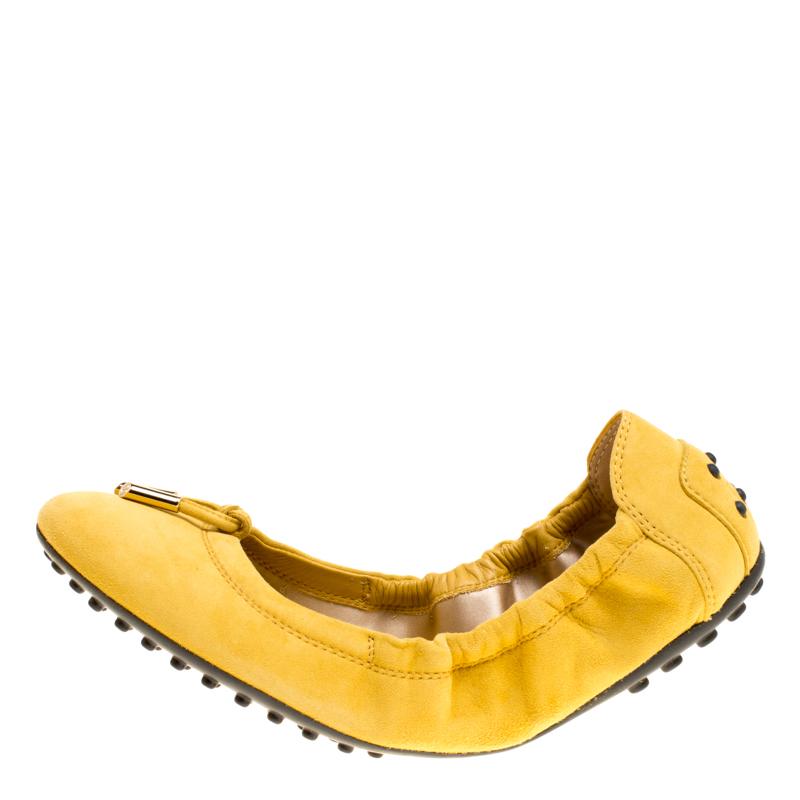 These Tod's ballet flats are simply elegant and luxe. Crafted from yellow suede, they flaunt vamps decked with bow accents and a scrunch style to give you a good fit. The pair is complete with comfortable insoles. You can team them with your casual