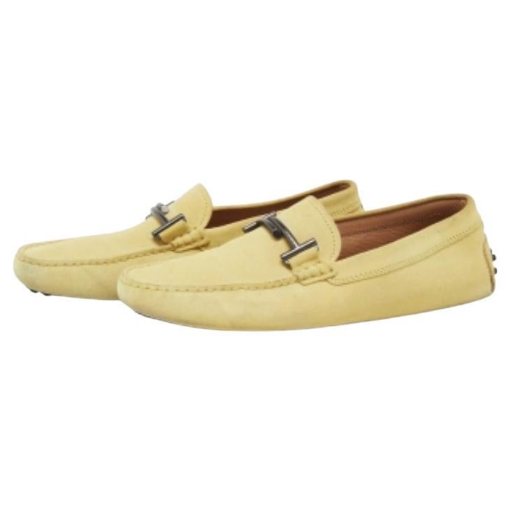 Incorporez un élément de classe à votre ensemble avec ces mocassins Gommino Driving de Tod's. Elles sont réalisées en daim jaune et arborent un double T sur l'empeigne. Elles sont dotées d'une quincaillerie ton sur ton et d'un style à enfiler. Ces