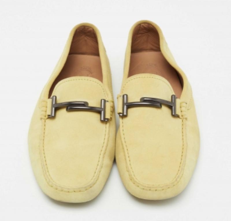 Tods Gommino - Mocassins en daim jaune à double T, taille 39,5 Bon état - En vente à Dubai, Al Qouz 2