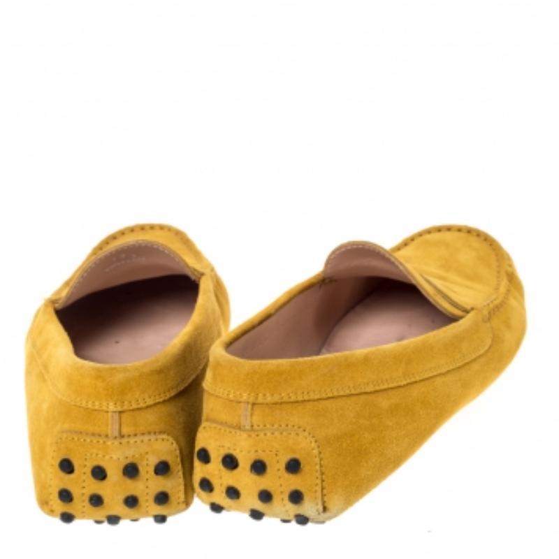 Tod's - Penny Loafers en daim jaune - Taille 39,5 État moyen - En vente à Dubai, Al Qouz 2