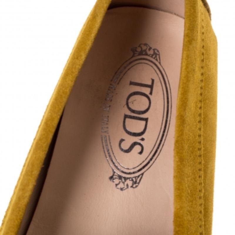 Tod's - Penny Loafers en daim jaune - Taille 39,5 en vente 1