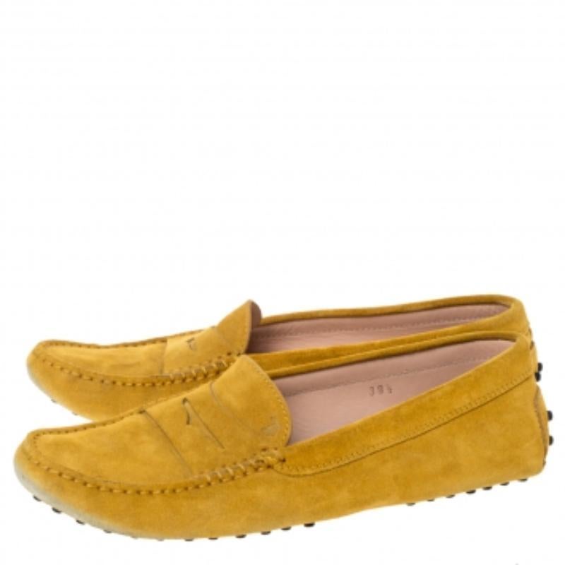 Tod's - Penny Loafers en daim jaune - Taille 39,5 en vente 2