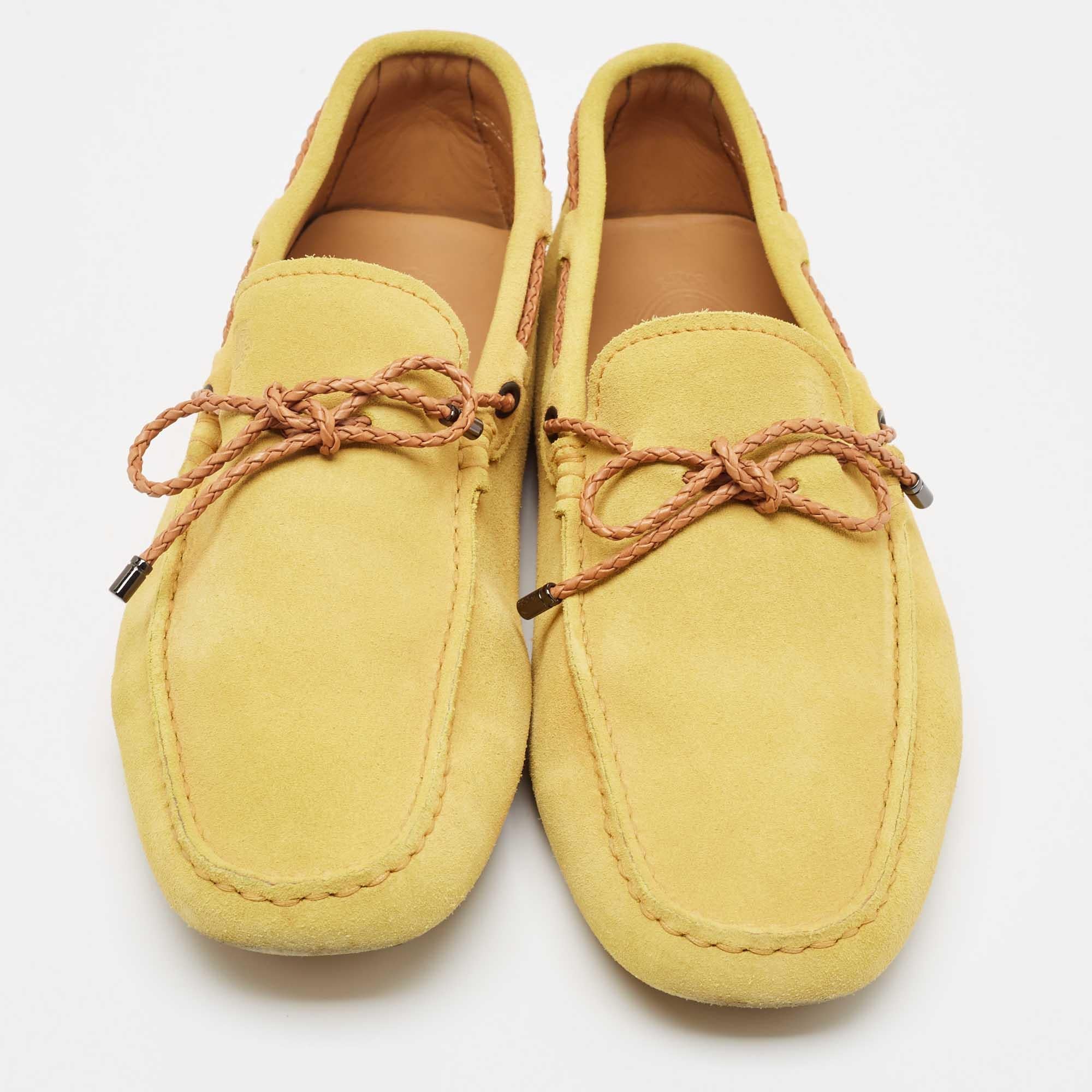 Tod's Yellow Suede Slip On Driver Loafers Size  41 In Good Condition For Sale In Dubai, Al Qouz 2