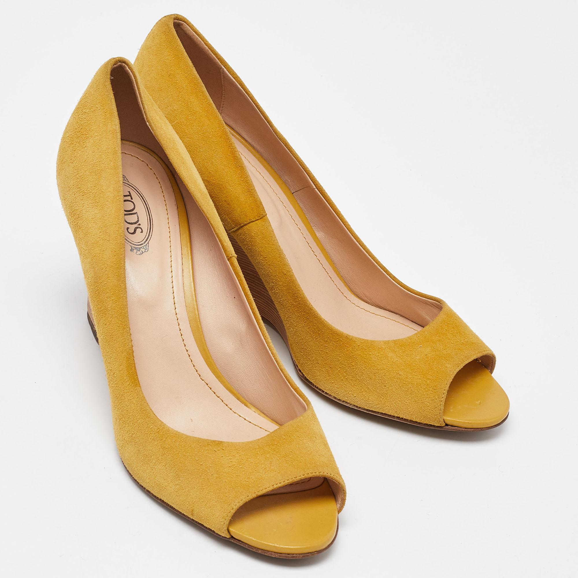 Tod's Gelbe Keil-Pumps aus Wildleder mit Peep Toe Größe 39 Damen im Angebot