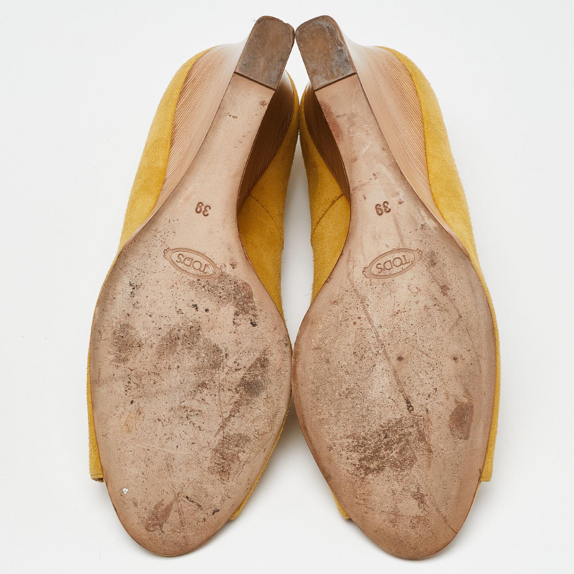 Tod's Gelbe Keil-Pumps aus Wildleder mit Peep Toe Größe 39 im Angebot 2